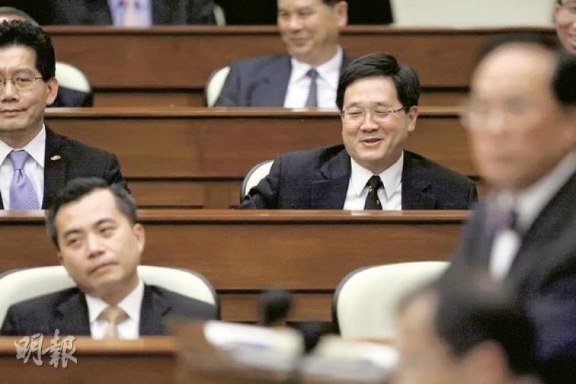特首曾蔭權稱沒有官員阻止遞補機制不作諮詢，因這草案被市民要求下台的政制及內地事務局長林瑞麟，昨日列席答問大會時，面露笑容。（李紹昌攝）