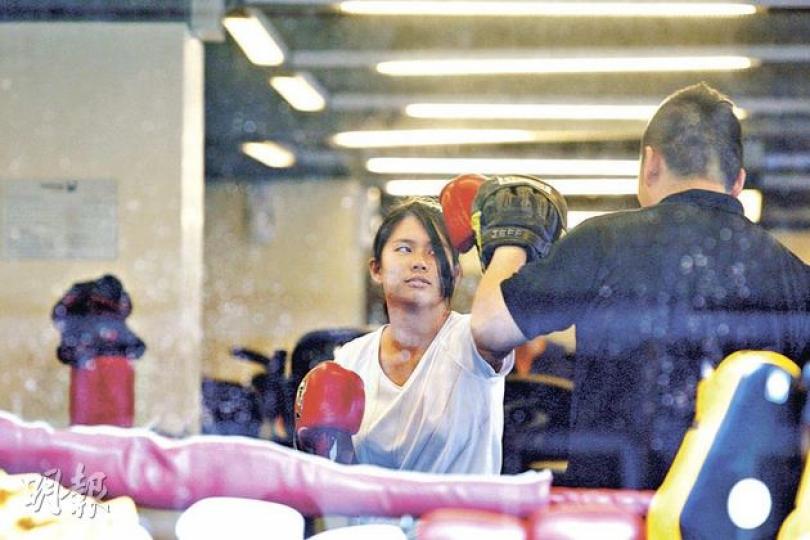 消委會提醒市民，購買健身中心會籍或私人教練等課程時應量力而為，因一旦簽訂合約，便要履行。圖為一名女士在健身中心練習拳擊。（李紹昌攝）