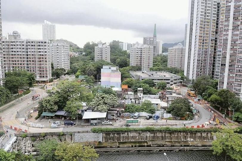 地政總署宣布,容許市建局根據《收回土地條例》,強制收回九龍衙前圍村20個土地業權,以便3個月後清拆所有建築物。(陳淑安攝) 地政總署宣布,容許市建局根據《收回土地條例》,強制收回九龍衙前圍村20個土地業權,以便3個月後清拆所有建築物。(陳淑安攝)