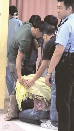 華人永遠墳場行政總監謝志勇的親友獲悉噩耗後情緒激動,有女親友傷心跪地。(何朝財攝)壯漢於柴灣道寓所睡夢中猝死,家屬聞訊悲慟不已。(鍾炳然攝) 華人永遠墳場行政總監謝志勇的親友獲悉噩耗後情緒激動,有女親友傷心跪地。(何朝財攝)壯漢於柴灣道寓所睡夢中猝死,家屬聞訊悲慟不已。(鍾炳然攝)