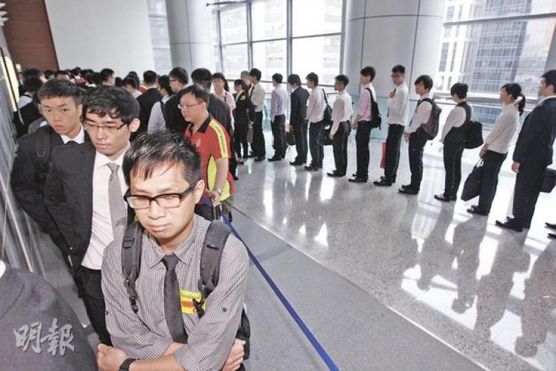 「警察招募日」吸引約2300名應徵者投考,在場人士大排長龍,接受初步遴選及小組面試。(李紹昌攝)廖先生(左)及葉小組昨日出席警隊招募活動,葉小姐留意到近日警方與示威者的衝突事件,有感警力需要增強,希望為警隊出一分力。(李紹昌攝) 「警察招募日」吸引約2300名應徵者投考,在場人士大排長龍,接受初步遴選及小組面試。(李紹昌攝)廖先生(左)及葉小組昨日出席警隊招募活動,葉小姐留意到近日警方與示威者的衝突事件,有感警力需要增強,希望為警隊出一分力。(李紹昌攝)