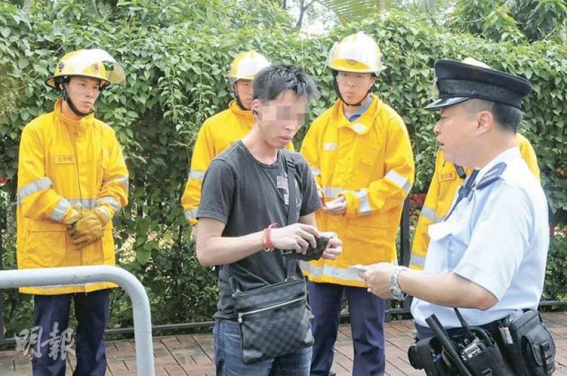 自稱沒有駕駛的男子伏在車內,在警員到場時已轉醒,送院檢驗後被捕。(何朝財攝)坐在房車司機位的男子,向警員表示自己沒有駕駛,協助調查時神志迷糊,警方調查後相信事件不涉濫藥。(何朝財攝) 自稱沒有駕駛的男子伏在車內,在警員到場時已轉醒,送院檢驗後被捕。(何朝財攝)坐在房車司機位的男子,向警員表示自己沒有駕駛,協助調查時神志迷糊,警方調查後相信事件不涉濫藥。(何朝財攝)