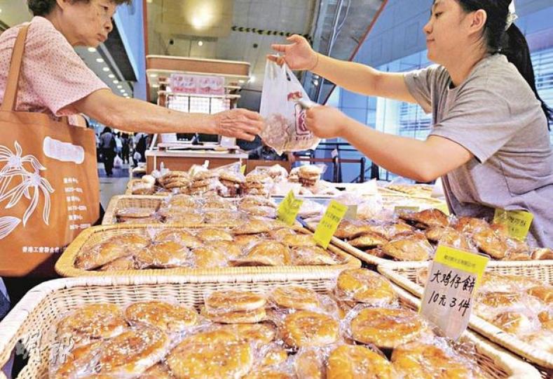 麵包餅食店每天使用大量膠袋,其中油塘區一間中式餅店將一件件雞仔餅預先用膠袋入好,市民購買數個「袋中餅」時,店員便用一個膠袋盛載。該店指此舉可保持衛生方便市民,又指實施膠袋徵費難免為市民帶來不便。(余俊亮攝) 麵包餅食店每天使用大量膠袋,其中油塘區一間中式餅店將一件件雞仔餅預先用膠袋入好,市民購買數個「袋中餅」時,店員便用一個膠袋盛載。該店指此舉可保持衛生方便市民,又指實施膠袋徵費難免為市民帶來不便。(余俊亮攝)