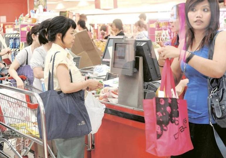 香港塑料袋業商會調查發現,膠袋徵費實施後,企業整體塑膠用量不跌反升,其中一個原因是商戶轉用俗稱「環保袋」的不織布袋,其生產量較去年急升九成,質疑環保袋並不環保,落實膠袋稅達不到預期效用。(尹錦恩攝)(明報製圖) 香港塑料袋業商會調查發現,膠袋徵費實施後,企業整體塑膠用量不跌反升,其中一個原因是商戶轉用俗稱「環保袋」的不織布袋,其生產量較去年急升九成,質疑環保袋並不環保,落實膠袋稅達不到預期效用。(尹錦恩攝)(明報製圖)