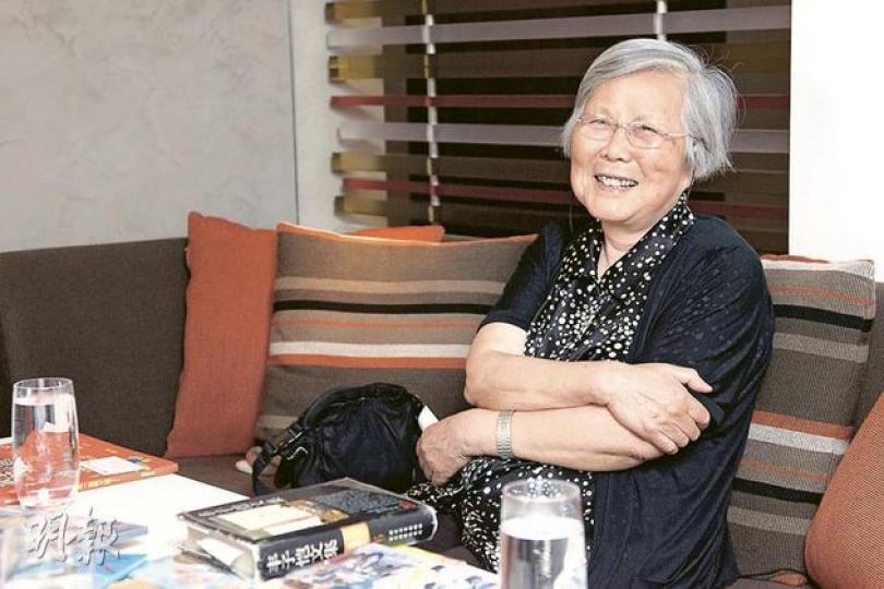 豐一吟來港5天,與本港的豐子愷書迷分享她對父親作品的研究,由上海坐飛機來港2小時,也抓緊時間看《豐子愷文集》(桌上)。(鄧宗弘攝) 豐一吟來港5天,與本港的豐子愷書迷分享她對父親作品的研究,由上海坐飛機來港2小時,也抓緊時間看《豐子愷文集》(桌上)。(鄧宗弘攝)
