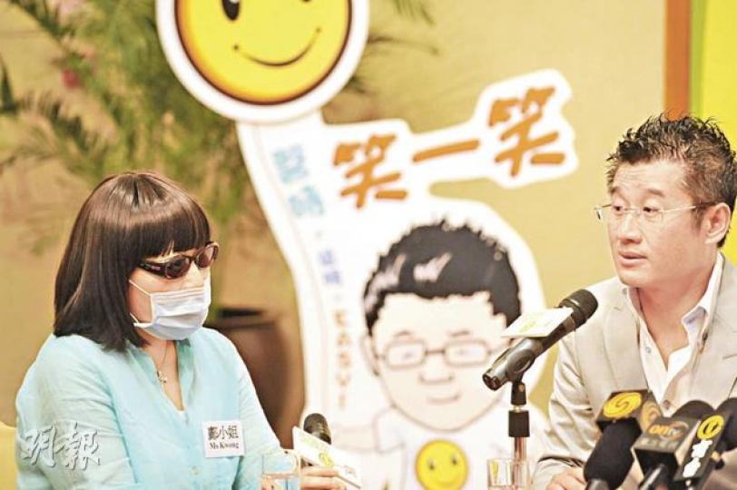 患有子宮頸癌的鄺小姐(左)直言,怕家人擔心,沒有與家人討論病情,但莫樹錦(右)指隱瞞病情反會令自己心理壓力更大。他打算將新書《醫時笑一笑》的全部版稅收益撥捐香港癌症基金會,呼籲讀者多多支持。(尹錦恩攝) 患有子宮頸癌的鄺小姐(左)直言,怕家人擔心,沒有與家人討論病情,但莫樹錦(右)指隱瞞病情反會令自己心理壓力更大。他打算將新書《醫時笑一笑》的全部版稅收益撥捐香港癌症基金會,呼籲讀者多多支持。(尹錦恩攝)