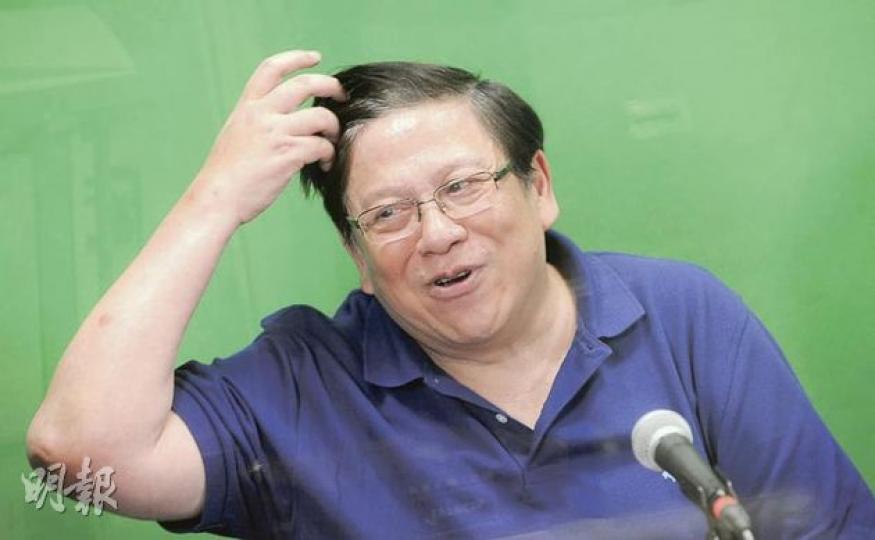 香港人網老闆蕭若元昨日在網上節目證實,有意收購高登網站,希望能藉合作增加香港人網的瀏覽率及節目收聽率。(余俊亮攝) 香港人網老闆蕭若元昨日在網上節目證實,有意收購高登網站,希望能藉合作增加香港人網的瀏覽率及節目收聽率。(余俊亮攝)