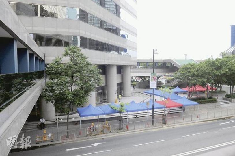書展明日便開幕,會展外已搭起帳篷,避免輪候入場的市民要捱日曬雨淋之苦。(陳淑安攝) 書展明日便開幕,會展外已搭起帳篷,避免輪候入場的市民要捱日曬雨淋之苦。(陳淑安攝)