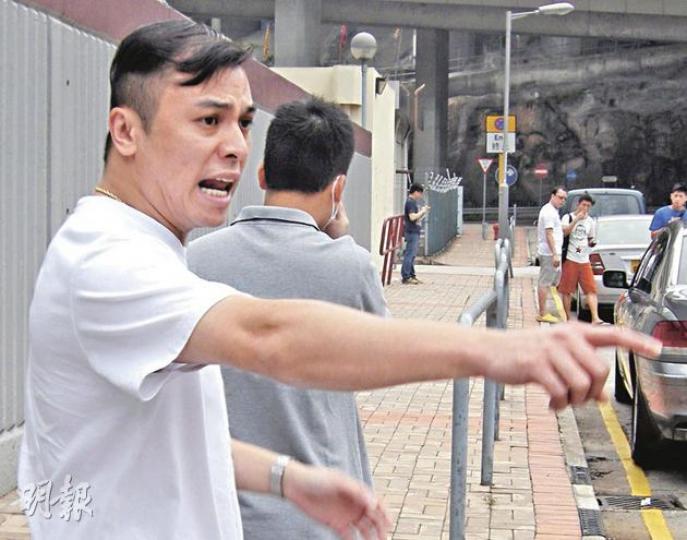 被告岑仲樑(灰衫)為衝鋒隊警長,離開法院時與友人交換上身衣衫,並戴上口罩以避開記者拍攝,陪伴在側的健碩男友人更對記者大聲爆粗罵道︰「影乜×嘢呀」。(梁珮珊攝) 被告岑仲樑(灰衫)為衝鋒隊警長,離開法院時與友人交換上身衣衫,並戴上口罩以避開記者拍攝,陪伴在側的健碩男友人更對記者大聲爆粗罵道︰「影乜×嘢呀」。(梁珮珊攝)