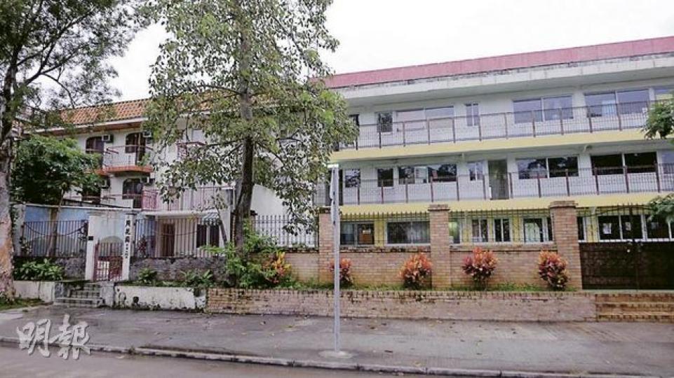 圖中右方建築是貝澳的大嶼山國際學校校舍,由3間村屋改建而成,左邊建築物「貝花園」是投訴人譚太的家。(具格攝)大嶼山國際學校校長Serge Berthier(左)提出司法覆核,指噪音管制監督及上訴委員會決定向其貝澳校舍發出消減噪音通知書,並不合理。 (李紹昌攝)(明報製圖) 圖中右方建築是貝澳的大嶼山國際學校校舍,由3間村屋改建而成,左邊建築物「貝花園」是投訴人譚太的家。(具格攝)大嶼山國際學校校長Serge Berthier(左)提出司法覆核,指噪音管制監督及上訴委員會決定向其貝澳校舍發出消減噪音通知書,並不合理。 (李紹昌攝)(明報製圖)