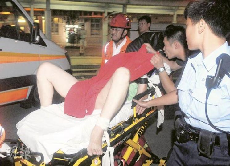與女兒吵架後反鎖家中的婦人,被勸服開門時仍情緒激動,須五花大綁送院。(蔡方山攝)被母親指摘只顧拍拖不願工作的女兒,事後協助警方調查。(蔡方山攝) 與女兒吵架後反鎖家中的婦人,被勸服開門時仍情緒激動,須五花大綁送院。(蔡方山攝)被母親指摘只顧拍拖不願工作的女兒,事後協助警方調查。(蔡方山攝)
