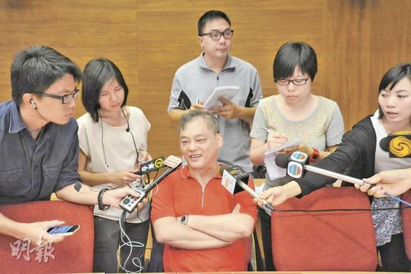 沙田鄉委會主席莫錦貴昨受傳媒圍訪時承認被廉署拘捕,暫獲准保釋候查,但他堅稱不知道為何被捕,還着記者「不要為難我」。(葉漢華攝) 沙田鄉委會主席莫錦貴昨受傳媒圍訪時承認被廉署拘捕,暫獲准保釋候查,但他堅稱不知道為何被捕,還着記者「不要為難我」。(葉漢華攝)