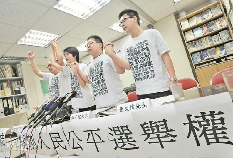 表示,參選是要打破宗派領袖在選舉中的壟斷。旁為另外3名參選人譚得志(左一)、姚仲匡(左二)和曹文偉(右一)。(葉漢華攝) 表示,參選是要打破宗派領袖在選舉中的壟斷。旁為另外3名參選人譚得志(左一)、姚仲匡(左二)和曹文偉(右一)。(葉漢華攝)