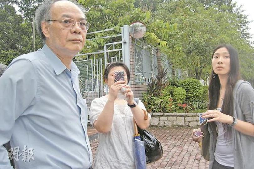 聖保羅書院前男教師譚守灼原被控與未成年少女非法性交及非禮,昨獲脫罪。譚的胞妹(右一)其間聲稱被記者抓傷手報警,女親友(中)亦反拍記者。(林景輝攝) 聖保羅書院前男教師譚守灼原被控與未成年少女非法性交及非禮,昨獲脫罪。譚的胞妹(右一)其間聲稱被記者抓傷手報警,女親友(中)亦反拍記者。(林景輝攝)