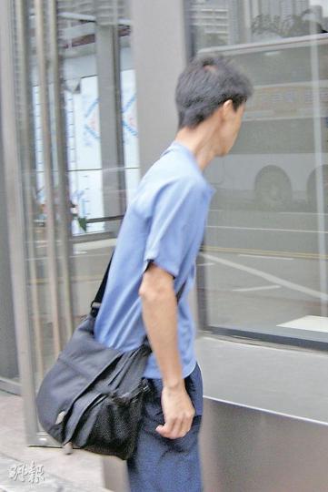 被告倫英傑在庭上不住低頭嗚咽,表現後悔,裁判官決定先索取社會服務令報告再作判刑。(梁珮珊攝) 被告倫英傑在庭上不住低頭嗚咽,表現後悔,裁判官決定先索取社會服務令報告再作判刑。(梁珮珊攝)