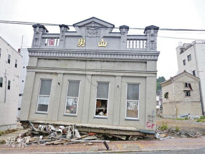 位於氣仙沼的「男山本店」三層高大樓在海嘯中被冲毁,現只剩下最頂的一層。釀酒廠避過海嘯衝擊,社長菅原昭彥自言好運。(林康琪攝)
位於氣仙沼的「男山本店」三層高大樓在海嘯中被冲毁,現只剩下最頂的一層。釀酒廠避過海嘯衝擊,社長菅原昭彥自言好運。(林康琪攝)
