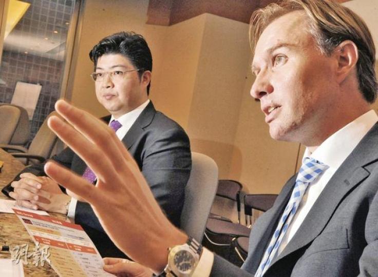 ING香港及澳門地區保險及退休金業務聯席總裁夏哲偉(右)表示,今年目標是ING財務策劃收入能按年增長1倍。左為聯席總裁楊斌官。(劉焌陶攝) ING香港及澳門地區保險及退休金業務聯席總裁夏哲偉(右)表示,今年目標是ING財務策劃收入能按年增長1倍。左為聯席總裁楊斌官。(劉焌陶攝)