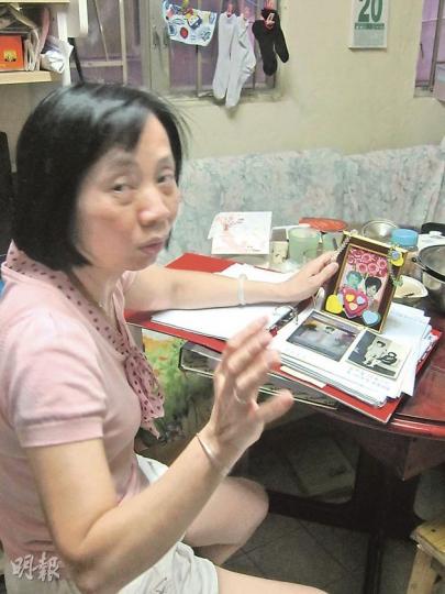 江美仙將龍雅麗的遺物找出來,如數家珍般供記者觀看,不時還說龍「後生時好靚女」。(林小詩攝)江美仙把龍雅麗(相框中人右)生前的照片好好整理,甚至放在佈置有心形及玫瑰花貼紙的相架內,珍而重之。至於龍雅麗旁的女士是誰,江則未有透露。(林小詩攝)江美仙表示龍雅麗(圖)年輕時執教鞭,1967年斥資3.7萬元購入加冕樓與母親同住,後來母親離世後才獨居。(林小詩翻攝) 江美仙將龍雅麗的遺物找出來,如數家珍般供記者觀看,不時還說龍「後生時好靚女」。(林小詩攝)江美仙把龍雅麗(相框中人右)生前的照片好好整理,甚至放在佈置有心形及玫瑰花貼紙的相架內,珍而重之。至於龍雅麗旁的女士是誰,江則未有透露。(林小詩攝)江美仙表示龍雅麗(圖)年輕時執教鞭,1967年斥資3.7萬元購入加冕樓與母親同住,後來母親離世後才獨居。(林小詩翻攝)