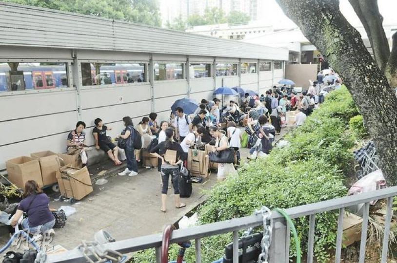 上水火車站及晉科中心一帶,仍見到大量水貨客埋首收拾貨品。(何朝財攝) 上水火車站及晉科中心一帶,仍見到大量水貨客埋首收拾貨品。(何朝財攝)