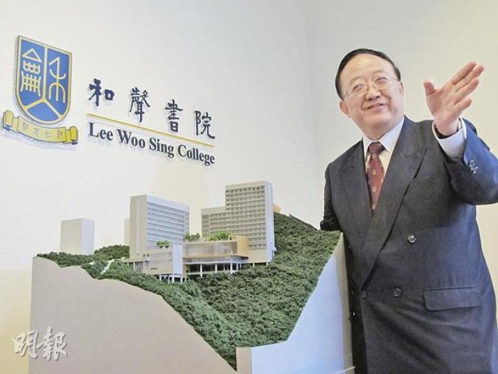 中大和聲書院將於今年9月正式收生,首年取錄約250名學生,首任院長為肝膽胰外科專家劉允怡。他表示,新書院明年9月落成,宿舍採用多項環保設計,包括新式太陽能發電系統、高效能隔熱玻璃塗料等,另會斥資200萬元為每房間設隱藏式獨立電表,學生可上網查閱用電量,鼓勵學生節能。(蕭輝浩攝) 中大和聲書院將於今年9月正式收生,首年取錄約250名學生,首任院長為肝膽胰外科專家劉允怡。他表示,新書院明年9月落成,宿舍採用多項環保設計,包括新式太陽能發電系統、高效能隔熱玻璃塗料等,另會斥資200萬元為每房間設隱藏式獨立電表,學生可上網查閱用電量,鼓勵學生節能。(蕭輝浩攝)