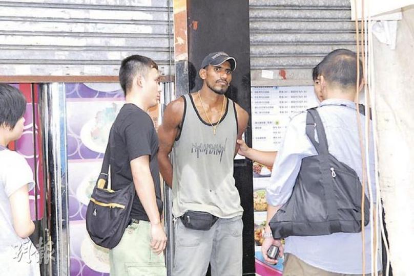 警方、入境處及勞工處人員聯合打擊黑工,在旺角女人街拘捕一名南亞裔男子。(梁琬珊攝) 警方、入境處及勞工處人員聯合打擊黑工,在旺角女人街拘捕一名南亞裔男子。(梁琬珊攝)