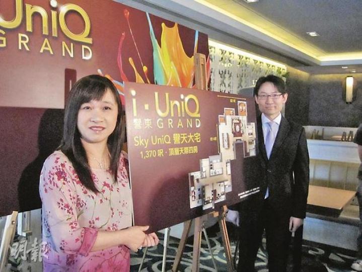 新地代理項目總監張卓秀敏(左)指出,「譽•東」買家若於2013年10月入伙前,先繳付三成樓價,可按定價減5%;若入伙前付兩成樓價,則按定價計。(林可為攝) 新地代理項目總監張卓秀敏(左)指出,「譽•東」買家若於2013年10月入伙前,先繳付三成樓價,可按定價減5%;若入伙前付兩成樓價,則按定價計。(林可為攝)