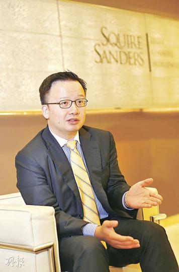 翰宇國際律師事務所合伙人陳曉峰指出,買家的索賠額遠遠大於合約價值的商業糾紛,其實相當常見。所以賣家最好一早在合約上設定賠償上限,或者購買保險來自保。(林振東攝)喬立本廖依敏律師行合伙人湯達熙認為,若購貨單或買賣合約沒有寫明賠償上限,中小企賣家應該認真考慮,是否值得冒這麼高的風險去接下訂單。(葉漢華攝) 翰宇國際律師事務所合伙人陳曉峰指出,買家的索賠額遠遠大於合約價值的商業糾紛,其實相當常見。所以賣家最好一早在合約上設定賠償上限,或者購買保險來自保。(林振東攝)喬立本廖依敏律師行合伙人湯達熙認為,若購貨單或買賣合約沒有寫明賠償上限,中小企賣家應該認真考慮,是否值得冒這麼高的風險去接下訂單。(葉漢華攝)