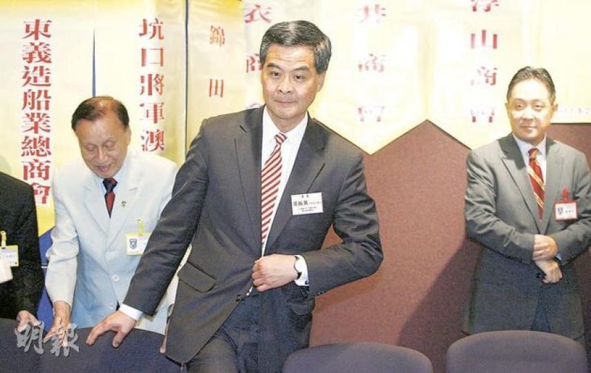 行會召集人梁振英昨出席新界總商會活動。他在網誌透露,今年暑假特別忙,他決定放棄與家人外遊,獨留在港。(林振東攝) 行會召集人梁振英昨出席新界總商會活動。他在網誌透露,今年暑假特別忙,他決定放棄與家人外遊,獨留在港。(林振東攝)