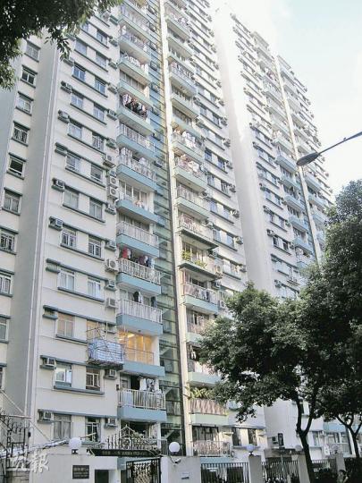 建築師葉沛霖2007年4月以475萬元購入何文田恆信園的天台單位後,3年來一直漠視屋宇署的要求,未有拆除天台屋僭建物,至今年1月更以835萬元出售物業,穩袋360萬元,卻上訴指9萬元罰款過高。(梁珮珊攝) 建築師葉沛霖2007年4月以475萬元購入何文田恆信園的天台單位後,3年來一直漠視屋宇署的要求,未有拆除天台屋僭建物,至今年1月更以835萬元出售物業,穩袋360萬元,卻上訴指9萬元罰款過高。(梁珮珊攝)