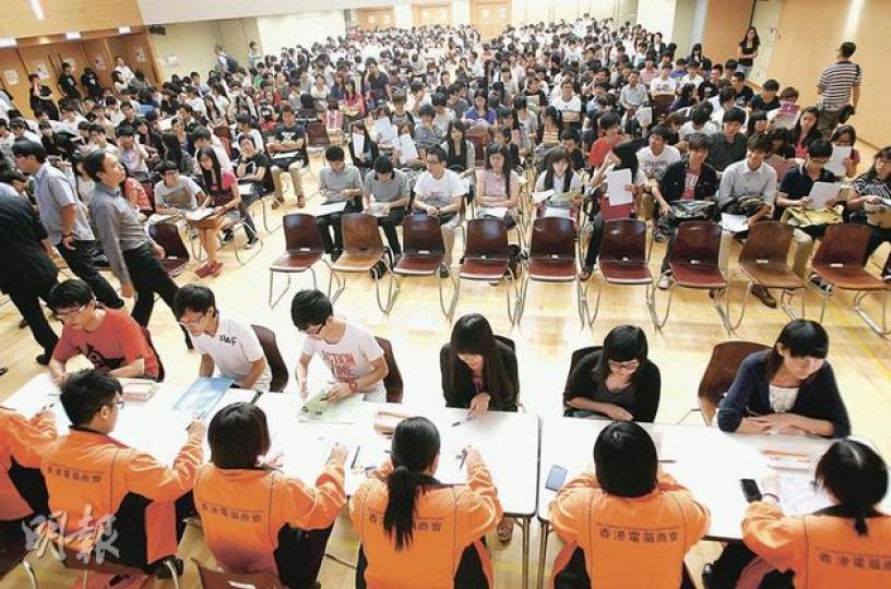 香港電腦商會就下月舉行的電腦通訊節招聘1000人,日薪500元,大會指招聘會反應熱烈,共2200張籌已於早上11時前派完。(林振東攝)23歲的溫小姐擔任活動工作員一年多,負責帶領長者義工活動。她以半工讀形式,希望長遠在社福界發展,但政府決定不再為工作員續約,她擔心前路會更為崎嶇。(劉焌陶攝) 香港電腦商會就下月舉行的電腦通訊節招聘1000人,日薪500元,大會指招聘會反應熱烈,共2200張籌已於早上11時前派完。(林振東攝)23歲的溫小姐擔任活動工作員一年多,負責帶領長者義工活動。她以半工讀形式,希望長遠在社福界發展,但政府決定不再為工作員續約,她擔心前路會更為崎嶇。(劉焌陶攝)