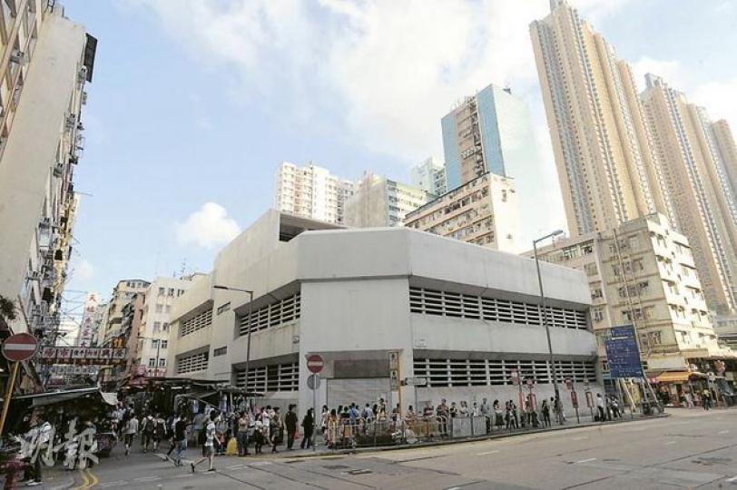 規劃署建議,將位於亞皆老街與廣東道交界的前旺角街市發展成商業用地。測量師估計,該地皮市值約12億元,但有區議員批評,政府應先將鄰近街邊檔(圖中左排攤檔)安置在街市,改善該區交通和環境衛生。(尹錦恩攝) 規劃署建議,將位於亞皆老街與廣東道交界的前旺角街市發展成商業用地。測量師估計,該地皮市值約12億元,但有區議員批評,政府應先將鄰近街邊檔(圖中左排攤檔)安置在街市,改善該區交通和環境衛生。(尹錦恩攝)