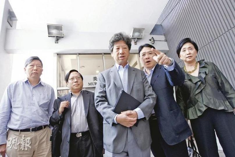 多名泛民議員昨日就《競爭條例草案》會見商務及經濟發展局長蘇錦樑。圖左起為李卓人、何俊仁、湯家驊、李華明及劉慧卿。(李紹昌攝) 多名泛民議員昨日就《競爭條例草案》會見商務及經濟發展局長蘇錦樑。圖左起為李卓人、何俊仁、湯家驊、李華明及劉慧卿。(李紹昌攝)
