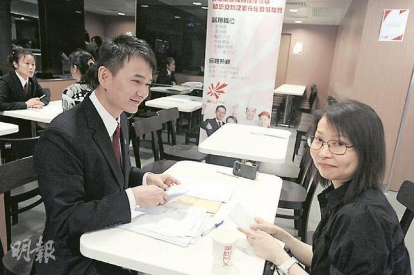 容小姐(右)任職的公司在最低工資實施後,要求她轉為每日只上班3小時的兼職文員,收入大減,決定轉行並於昨日應徵做全職餐飲收銀員。(尹錦恩攝) 容小姐(右)任職的公司在最低工資實施後,要求她轉為每日只上班3小時的兼職文員,收入大減,決定轉行並於昨日應徵做全職餐飲收銀員。(尹錦恩攝)