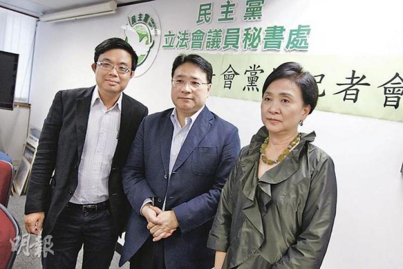 民主黨黨團召集人李華明(中)批評政府在過去一年,多番把具爭議的法例「硬闖」立法會,影響行政立法關係。左為黨團副召集人涂謹申、右為黨副主席劉慧卿。(李紹昌攝) 民主黨黨團召集人李華明(中)批評政府在過去一年,多番把具爭議的法例「硬闖」立法會,影響行政立法關係。左為黨團副召集人涂謹申、右為黨副主席劉慧卿。(李紹昌攝)