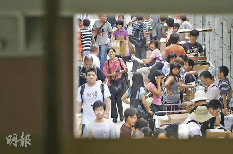 接連有水貨客在內地被刑事拘留後上水港鐵站附近仍有大批水貨客繼續交收貨物。(林振東攝) 接連有水貨客在內地被刑事拘留後上水港鐵站附近仍有大批水貨客繼續交收貨物。(林振東攝)