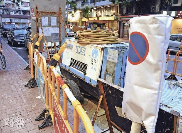 掘路工程佔用部分車位,收費咪表亦被迫暫停使用。申訴專員接到投訴,指即使掘路工程完成,咪表仍遲遲未重開,決定主動調查。圖為紅磡民泰街水務署工程,路邊咪表被帆布覆蓋。(劉焌陶攝) 掘路工程佔用部分車位,收費咪表亦被迫暫停使用。申訴專員接到投訴,指即使掘路工程完成,咪表仍遲遲未重開,決定主動調查。圖為紅磡民泰街水務署工程,路邊咪表被帆布覆蓋。(劉焌陶攝)
