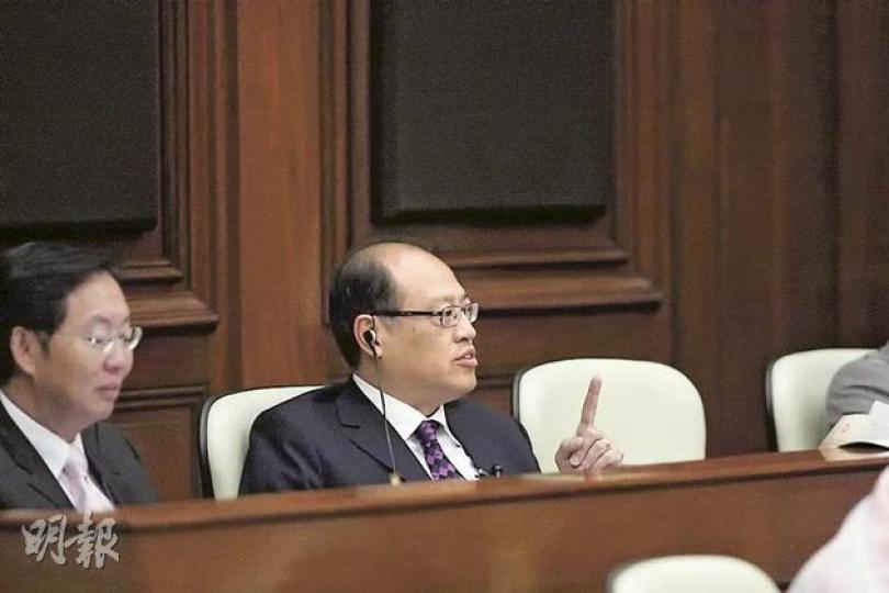 工業界林大輝(右)本來傾向支持政府修訂方案,但政府朝令夕改,令他不禁在法案委員會上直指林瑞麟「執行力差」,令遞補機制演變成一套「鬧劇」。(李紹昌攝) 工業界林大輝(右)本來傾向支持政府修訂方案,但政府朝令夕改,令他不禁在法案委員會上直指林瑞麟「執行力差」,令遞補機制演變成一套「鬧劇」。(李紹昌攝)