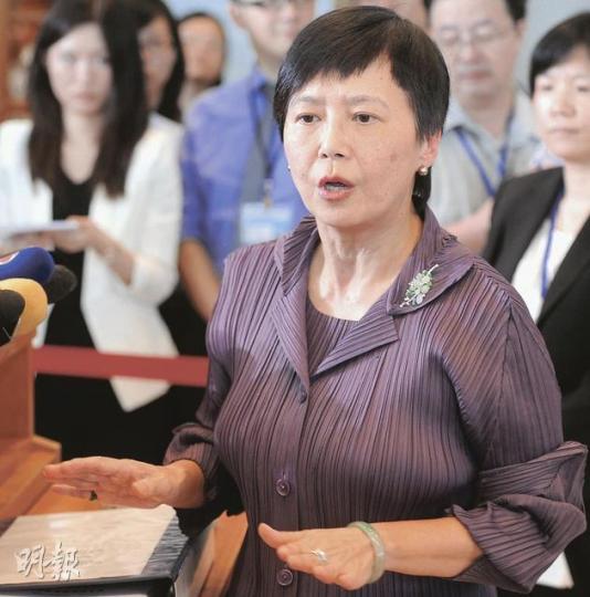 公務員事務局長俞宗怡宣布,收緊高官離職後轉投私人機構工作的審批準則,但不會按照立法會和獨立委員會的建議延長「冷河期」。(尹錦恩攝)(明報製圖) 公務員事務局長俞宗怡宣布,收緊高官離職後轉投私人機構工作的審批準則,但不會按照立法會和獨立委員會的建議延長「冷河期」。(尹錦恩攝)(明報製圖)