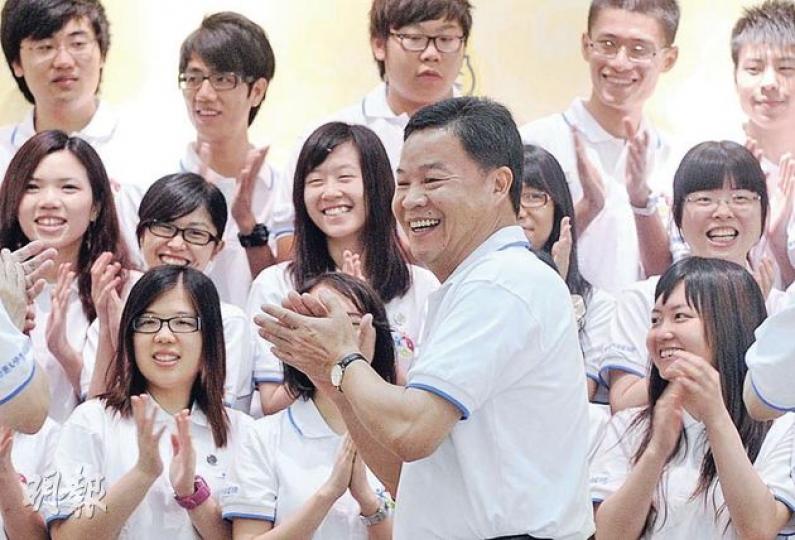 外交部駐港特派員呂新華(前)昨在夏令營啟動禮上指出,希望本港大學生參加活動後,能思考作為國民應有的責任,亦要為本港未來繁榮作出貢獻。(余俊亮攝) 外交部駐港特派員呂新華(前)昨在夏令營啟動禮上指出,希望本港大學生參加活動後,能思考作為國民應有的責任,亦要為本港未來繁榮作出貢獻。(余俊亮攝)