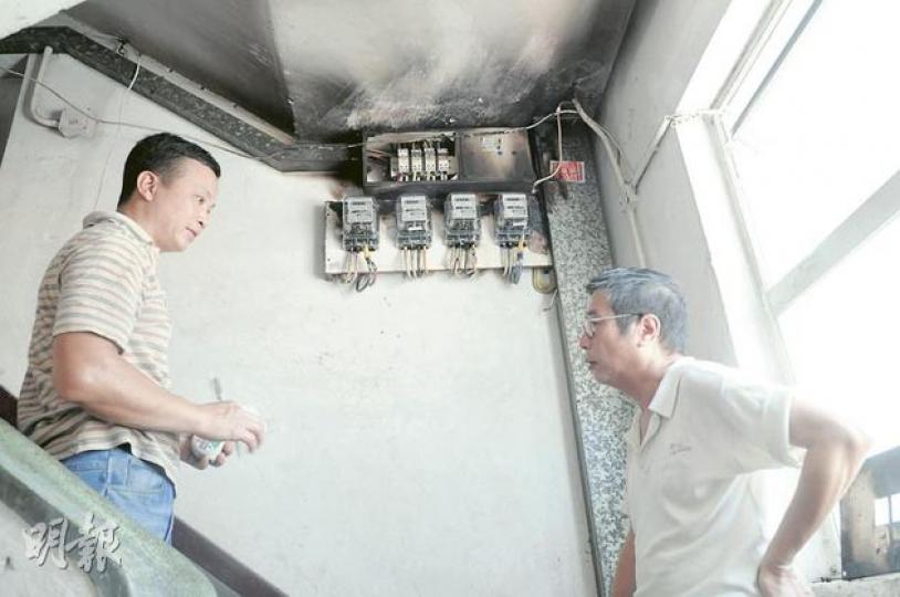 唐樓住客鄺先生(右)指出,大樓自2月至今已發生5宗縱火案,昨日起火的電表更是6天內兩度被放火燒毁。(何朝財攝) 唐樓住客鄺先生(右)指出,大樓自2月至今已發生5宗縱火案,昨日起火的電表更是6天內兩度被放火燒毁。(何朝財攝)