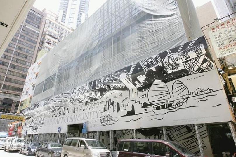 位於茂蘿街的10幢唐樓「綠屋」,屬二級歷史建築,目前正在繼續鞏固和加建工程,預計明年底將活化成「動漫基地」,重新服務社區。(郭慶輝攝)市建局規劃及設計總監馬昭智(左)表示,「綠屋」會化身成「動漫基地」,右為新「綠屋」營運機構香港藝術中心的總幹事林淑儀。(郭慶輝攝) 位於茂蘿街的10幢唐樓「綠屋」,屬二級歷史建築,目前正在繼續鞏固和加建工程,預計明年底將活化成「動漫基地」,重新服務社區。(郭慶輝攝)市建局規劃及設計總監馬昭智(左)表示,「綠屋」會化身成「動漫基地」,右為新「綠屋」營運機構香港藝術中心的總幹事林淑儀。(郭慶輝攝)