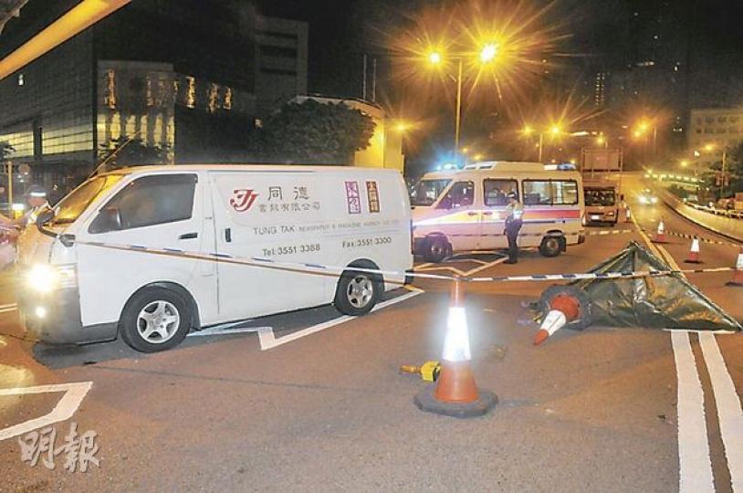 遭運報客貨車撞倒的八旬翁,當場死亡,警員用帳篷臨時遮蓋屍體(圖右方),並封鎖現場調查。(蔡方山攝)5.5噸運報車在沙田澤祥街失控撞壆後,車輛向左翻側,擱在石壆上,場面驚險。(蔡方山攝) 遭運報客貨車撞倒的八旬翁,當場死亡,警員用帳篷臨時遮蓋屍體(圖右方),並封鎖現場調查。(蔡方山攝)5.5噸運報車在沙田澤祥街失控撞壆後,車輛向左翻側,擱在石壆上,場面驚險。(蔡方山攝)