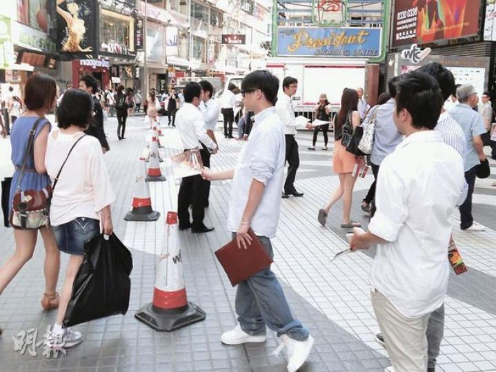i•UniQ譽•東的售樓處及示範單位設於銅鑼灣世貿中心,昨天在世貿地下大門外,眾多地產代理工作人員積極兜客,但未獲踴躍反應。(鄧雅各攝) i•UniQ譽•東的售樓處及示範單位設於銅鑼灣世貿中心,昨天在世貿地下大門外,眾多地產代理工作人員積極兜客,但未獲踴躍反應。(鄧雅各攝)