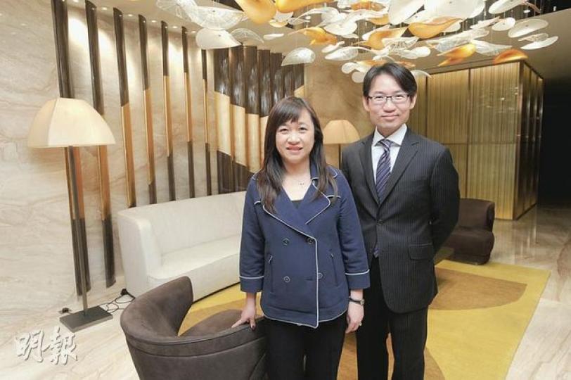 新地代理項目總監張卓秀敏(左)指出,「譽•東」整體均價較同系「譽都」高9%,並指物業頂層的1370方呎「譽天大宅」(呎價2萬元),已獲數名內地和中港商人洽購。 (尹錦恩攝)華置與市建局合作發展的全新灣仔住宅,今日會公布命名;此項目最大特點,是物業基座,乃是被列為三級歷史建築物的舊灣仔街市。(尹錦恩攝) 新地代理項目總監張卓秀敏(左)指出,「譽•東」整體均價較同系「譽都」高9%,並指物業頂層的1370方呎「譽天大宅」(呎價2萬元),已獲數名內地和中港商人洽購。 (尹錦恩攝)華置與市建局合作發展的全新灣仔住宅,今日會公布命名;此項目最大特點,是物業基座,乃是被列為三級歷史建築物的舊灣仔街市。(尹錦恩攝)