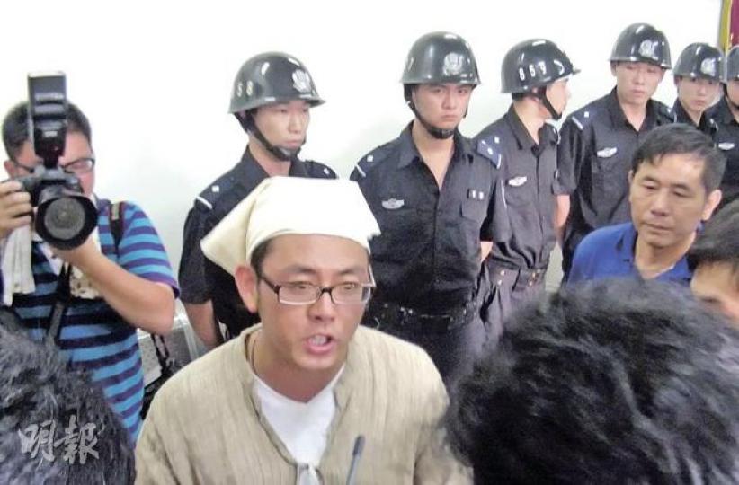 痛失懷孕妻子等5名親人的楊峰,昨日「披麻戴孝」向傳媒控訴政府救援不力,背後數名特警高度戒備。(李泉攝)數十名死難者家屬昨晚在溫州市委門口靜坐,要求與官員會面,大批便衣警察戒備。(明報記者攝) 痛失懷孕妻子等5名親人的楊峰,昨日「披麻戴孝」向傳媒控訴政府救援不力,背後數名特警高度戒備。(李泉攝)數十名死難者家屬昨晚在溫州市委門口靜坐,要求與官員會面,大批便衣警察戒備。(明報記者攝)