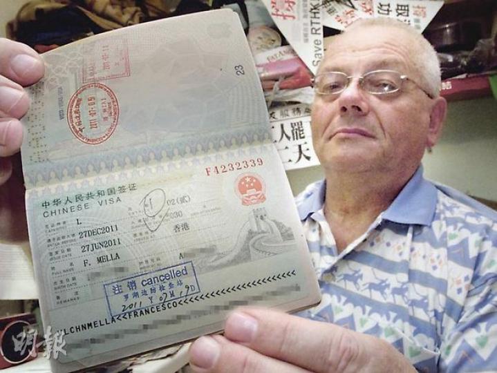 甘浩望神父上周二打算由本港前往內地,但在羅湖被拒入境,邊境人員還在他的意大利護照的簽證,蓋上「注銷」印章。他懷疑事件與早前參與反對中國任命主教的請願有關。(葉漢華攝) 甘浩望神父上周二打算由本港前往內地,但在羅湖被拒入境,邊境人員還在他的意大利護照的簽證,蓋上「注銷」印章。他懷疑事件與早前參與反對中國任命主教的請願有關。(葉漢華攝)