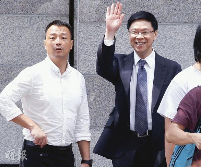 案件已踏入尾聲,陳志雲(右)雖然表現輕鬆,昨在法庭門外與友人興奮揮手,但仍見他在庭上偶爾閉目小睡現出疲態,而「忠實粉絲」王喜(左)則仍對陳亦步亦趨。(李紹昌攝) 案件已踏入尾聲,陳志雲(右)雖然表現輕鬆,昨在法庭門外與友人興奮揮手,但仍見他在庭上偶爾閉目小睡現出疲態,而「忠實粉絲」王喜(左)則仍對陳亦步亦趨。(李紹昌攝)