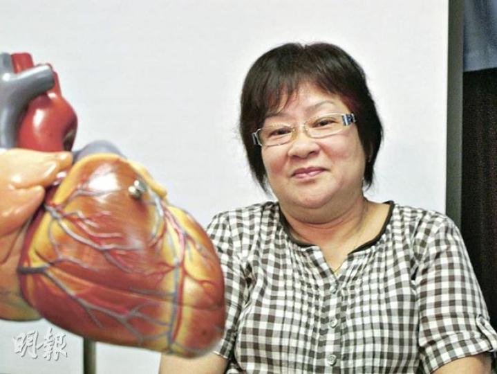 59歲的鄭女士是本港首個植入全吸收式生物血管架的冠心病患者,她做完手術一個月,未感到任何不適。(余卓善攝)瑪麗醫院心臟內科主管李偉聯指出,全吸收式生物血管模架較難植入,如病人的心血管較長、彎曲及鈣化,不宜植入。(余卓善攝) 59歲的鄭女士是本港首個植入全吸收式生物血管架的冠心病患者,她做完手術一個月,未感到任何不適。(余卓善攝)瑪麗醫院心臟內科主管李偉聯指出,全吸收式生物血管模架較難植入,如病人的心血管較長、彎曲及鈣化,不宜植入。(余卓善攝)