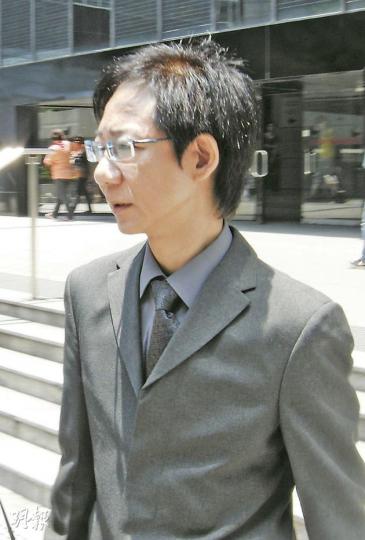 三菱私家車司機陸耀光在公主道爬頭時,私家車失控越線被另一車猛撞。他被控危險駕駛導致他人死亡罪,昨獲保釋外出。(林景輝攝) 三菱私家車司機陸耀光在公主道爬頭時,私家車失控越線被另一車猛撞。他被控危險駕駛導致他人死亡罪,昨獲保釋外出。(林景輝攝)