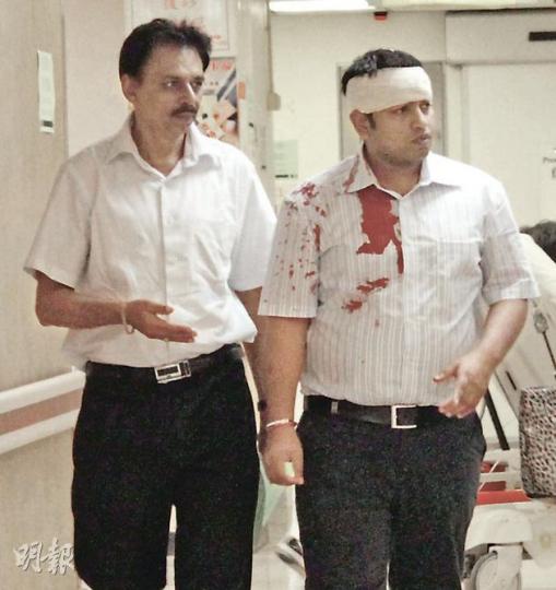發生搶劫案後,警方在尖沙嘴街頭檢獲賊人遺下的水喉通。(邱雅錡攝)賊人搶劫時曾向事主撒出疑是辣椒粉的紅色粉末,事後散在地上。(邱雅錡攝)
發生搶劫案後,警方在尖沙嘴街頭檢獲賊人遺下的水喉通。(邱雅錡攝)賊人搶劫時曾向事主撒出疑是辣椒粉的紅色粉末,事後散在地上。(邱雅錡攝)